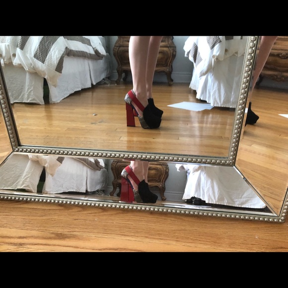 Aperlai snakeskin high heels. - Picture 3 of 4